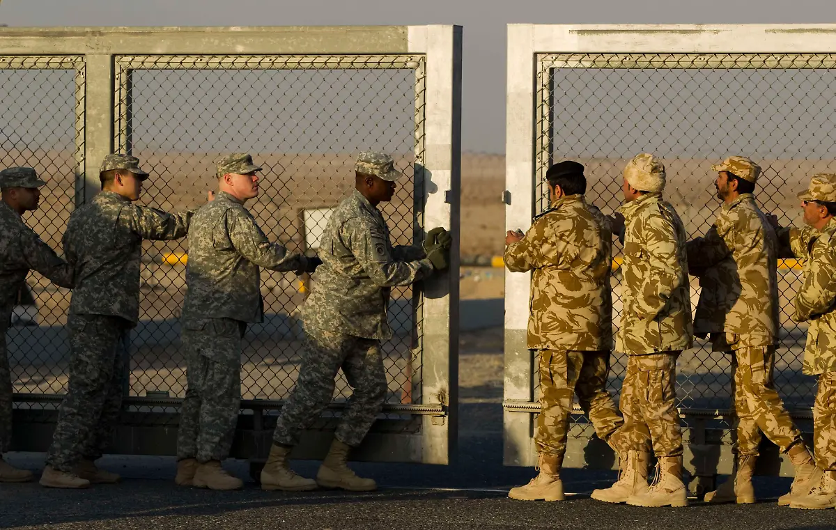 2011-12-18T061339Z-01-CJF06-RTRMDNP-3-IRAQ-WITHDRAWAL-JPG4112505752723440646