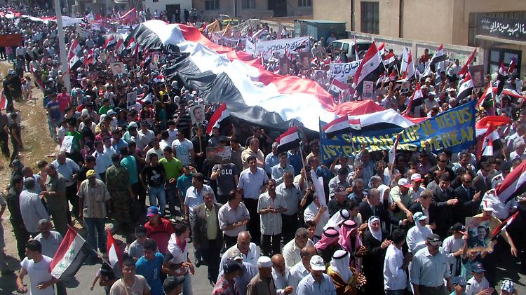 Syrische Oppositionelle bei einer Demonstration in der Grenzstadt Quneitra.