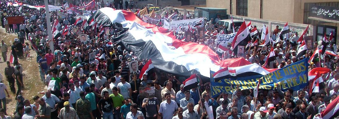 Syrische Oppositionelle bei einer Demonstration in der Grenzstadt Quneitra.