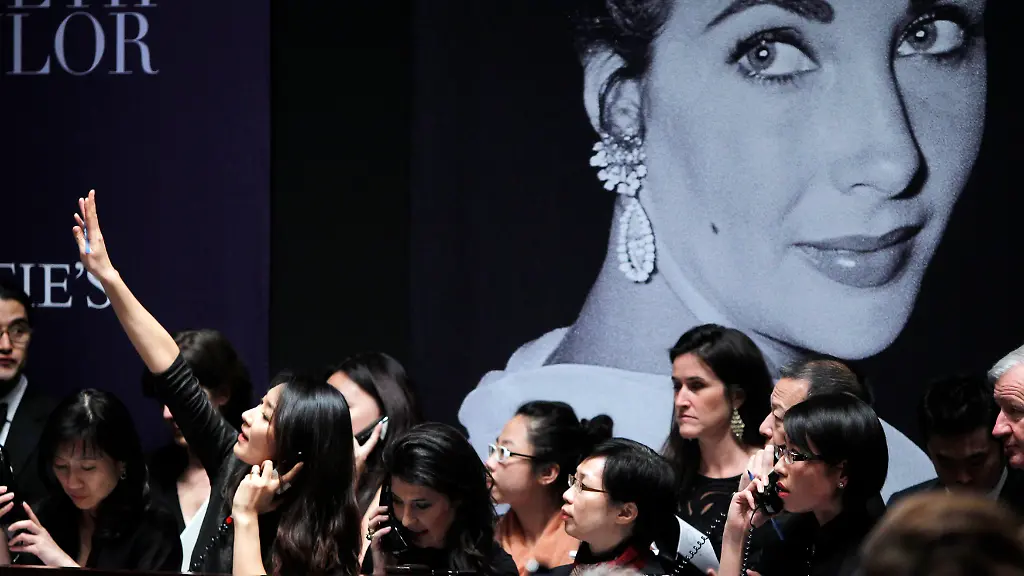 2011-12-14T043651Z-01-NYK305-RTRMDNP-3-ELIZABETHTAYLOR-AUCTION-JPG2176129704898081105