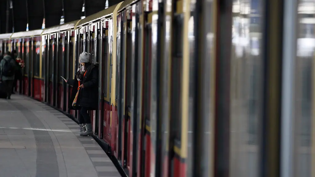 2011-12-15T130414Z-01-TOB33-RTRMDNP-3-GERMANY-JPG3318676784300719564