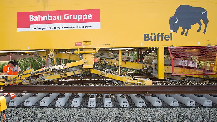 Schnellumbauzug "Büffel" vom Typ "SUM315"  während der Sanierung der ICE-Strecke: Die Züge ersetzen in einem Arbeitsgang die Schienen und Schwellen durch neues Material und führen eine komplette Schotterreinigung durch.