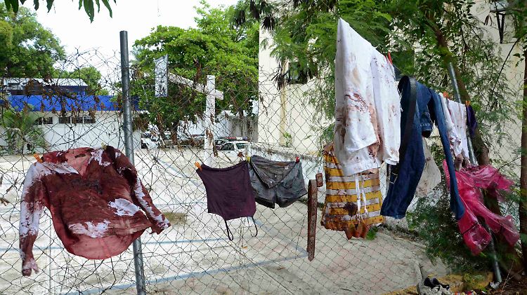 Zehntausende Opfer forderte der Drogenkrieg bisher. Nach dem Überfall auf ein Restaurant in Acapulco hängen blutige Kleidungsstücke an einem Zaun.