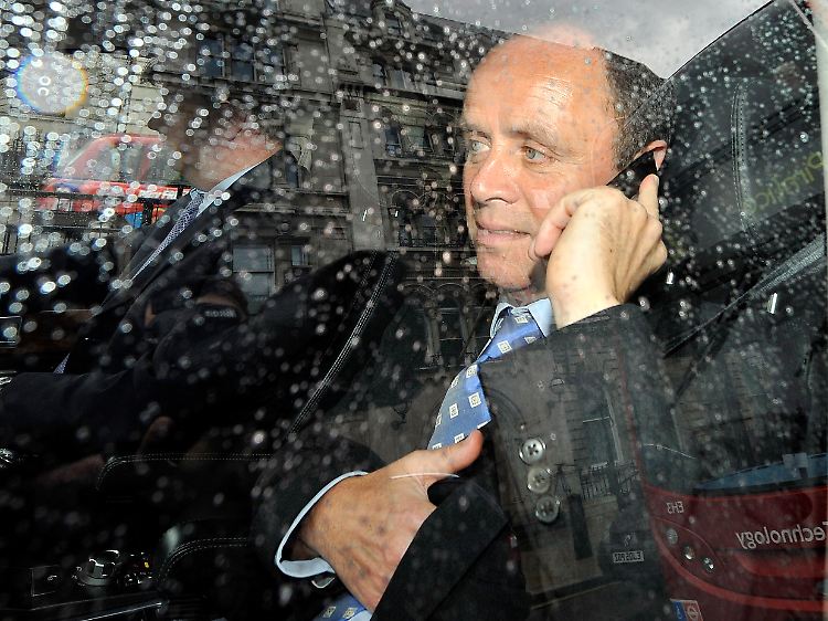 Nach Scotland-Yard-Chef Stephenson muss auch dessen Vize John Yates (Foto) wegen der Verstrickungen seinen Hut nehmen.