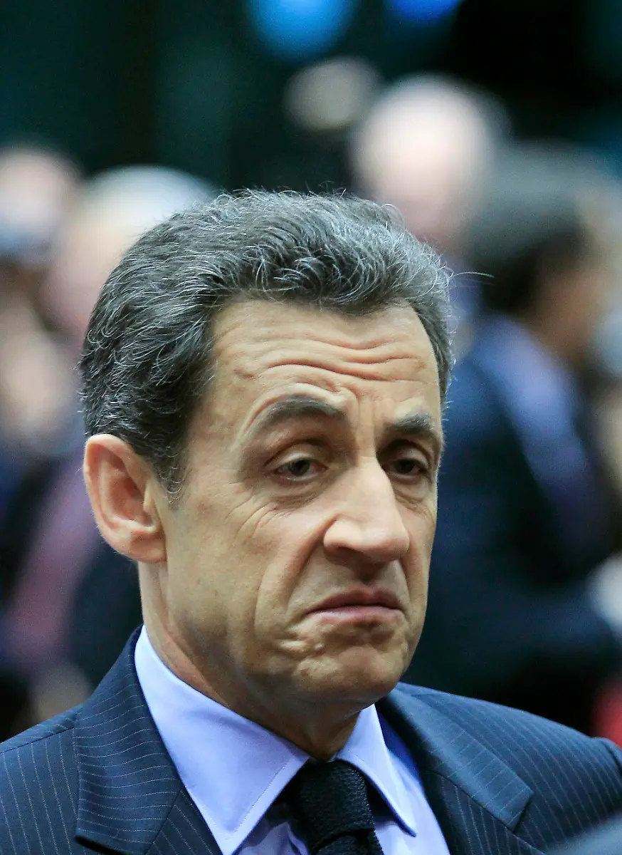 2011-12-09T113537Z-01-THR12-RTRMDNP-3-EU-SUMMIT-JPG6793466880030763422