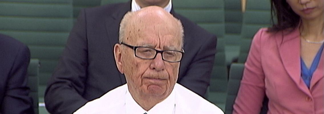 Murdochs Jacke hatte offenbar den Pudding abbekommen.