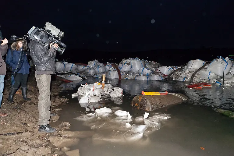 DI10370-20111204-jpg3260926901341146625