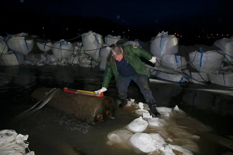2011-12-04T161015Z-01-AA03-RTRMDNP-3-GERMANY-BOMB-JPG5530179610641428601