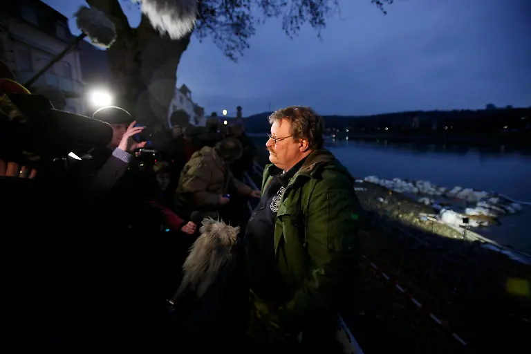 2011-12-04T160054Z-01-AA01-RTRMDNP-3-GERMANY-BOMB-JPG5559805076708499830