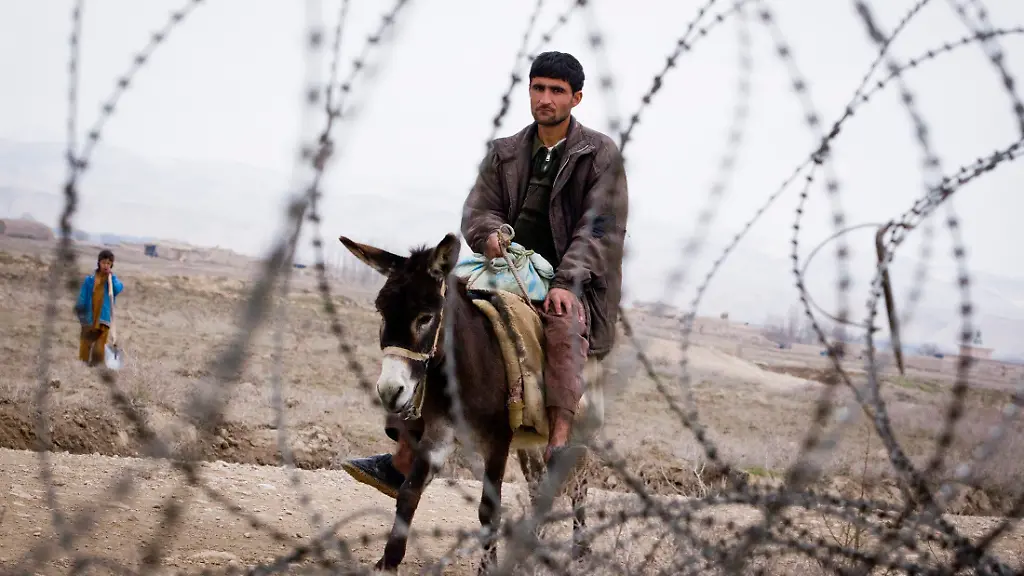 2011-12-04T123253Z-01-TPE05-RTRMDNP-3-AFGHANISTAN-JPG8395931533053203023