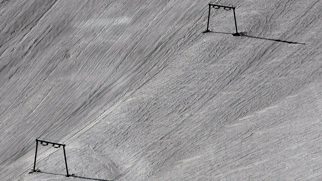 Skipiste-am-Zugspitzblatt-auf-der-Zugspitze-bei-Grainau