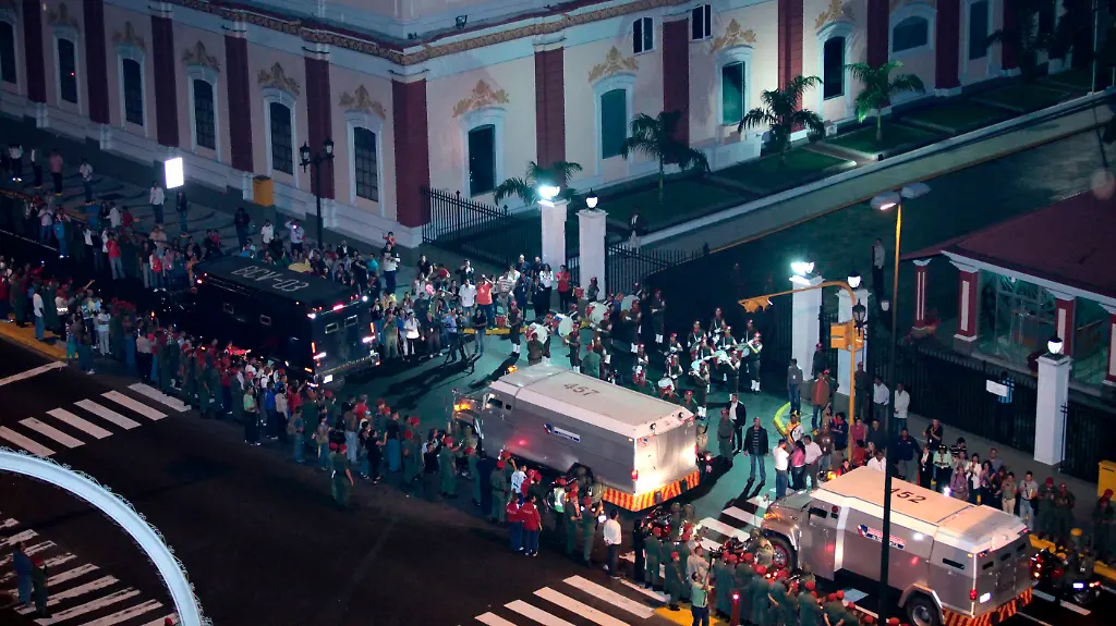 2011-11-25T235239Z-01-CAR11-RTRMDNP-3-VENEZUELA-GOLD-JPG4966378464694913509