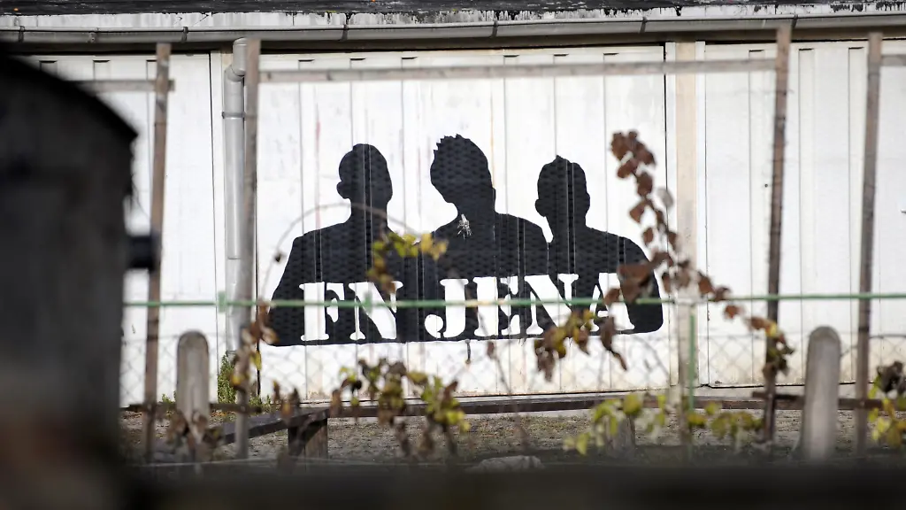 1322137058-jpg4578335279549988845