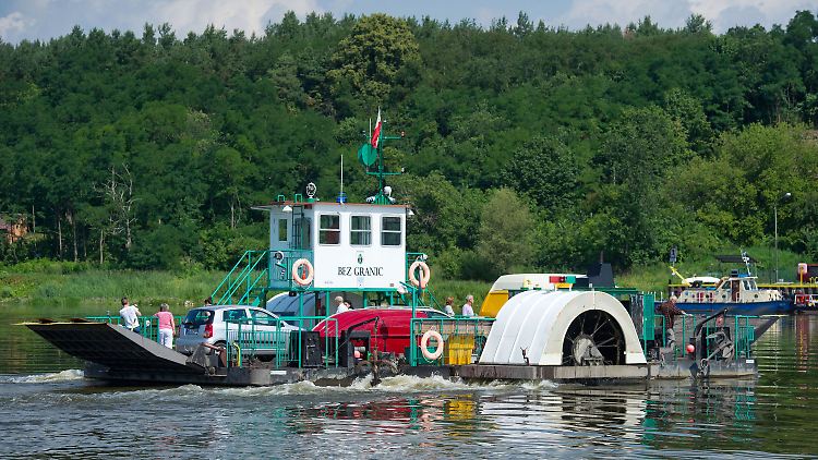 Touristenattraktion, Alltag und Symbol: die Raddampfer-Fähre "Bez Granic" am deutschen Ufer.