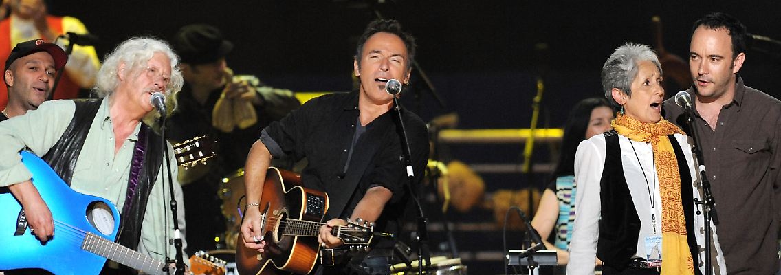 Matthews singt mit u.a. Joan Baz und Bruce Springsteen.