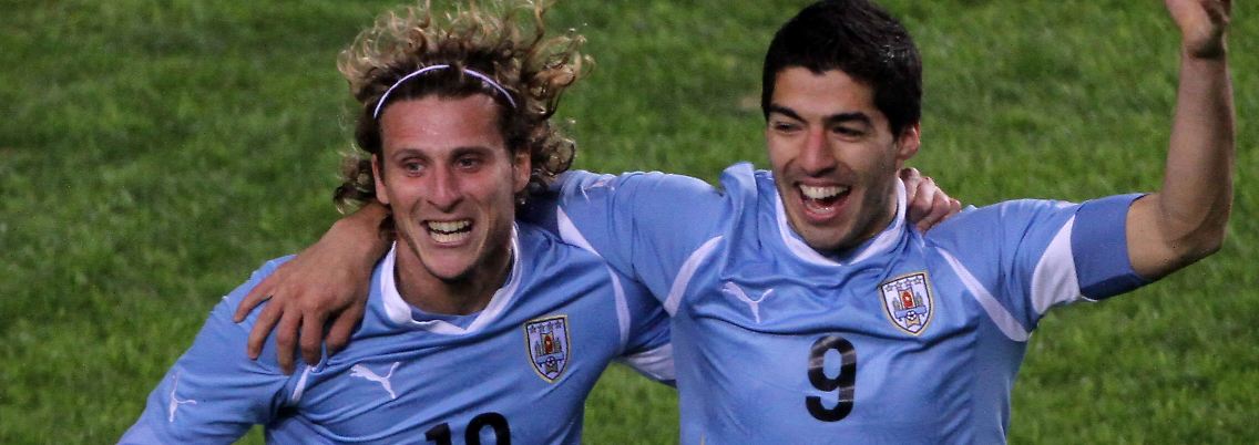 Im Endspiel: Uruguays Luis Suárez, rechts, und sein Kollege Diego Forlan, der im Sommer zum besten Spieler der Weltmeisterschaft in Südafrika gewählt wurde.