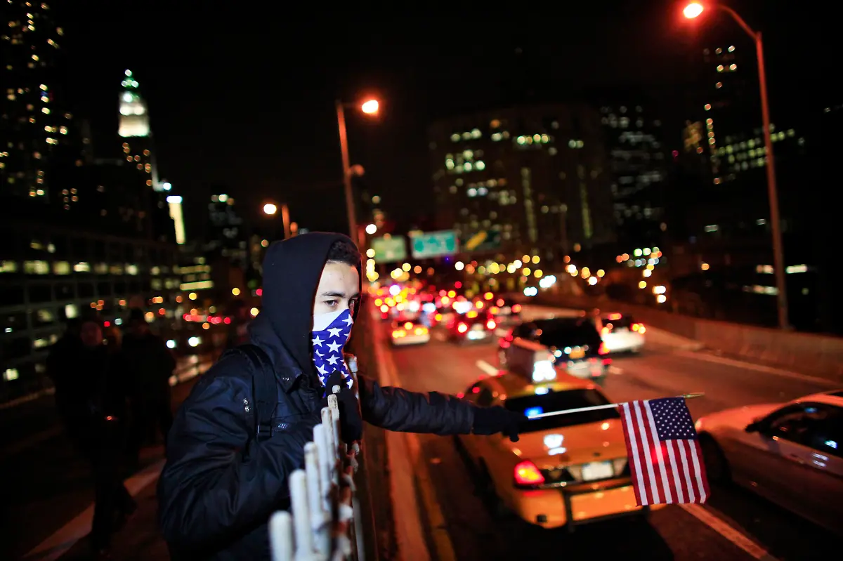 2011-11-18T060837Z-01-EMZ129-RTRMDNP-3-USA-PROTESTS-NEWYORK-JPG3832583957203151015