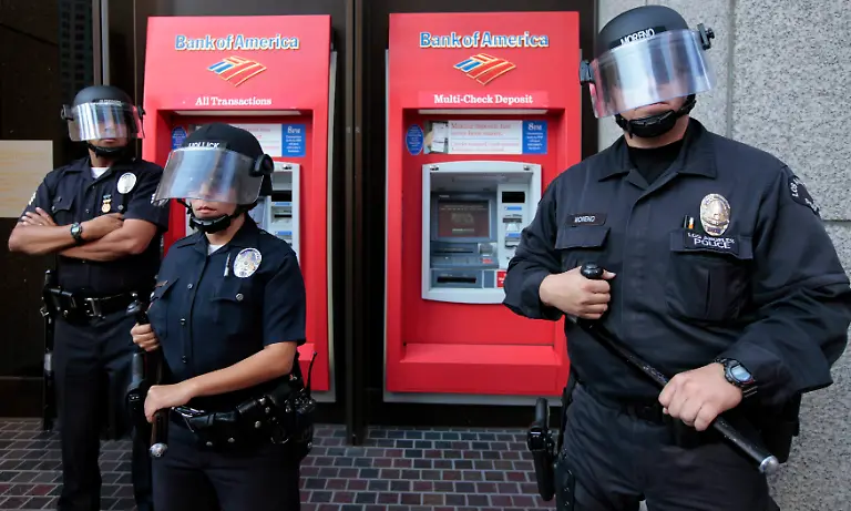 2011-11-18T042543Z-01-LUC33-RTRMDNP-3-USA-PROTESTS-LOSANGELES-JPG6316317762479329206