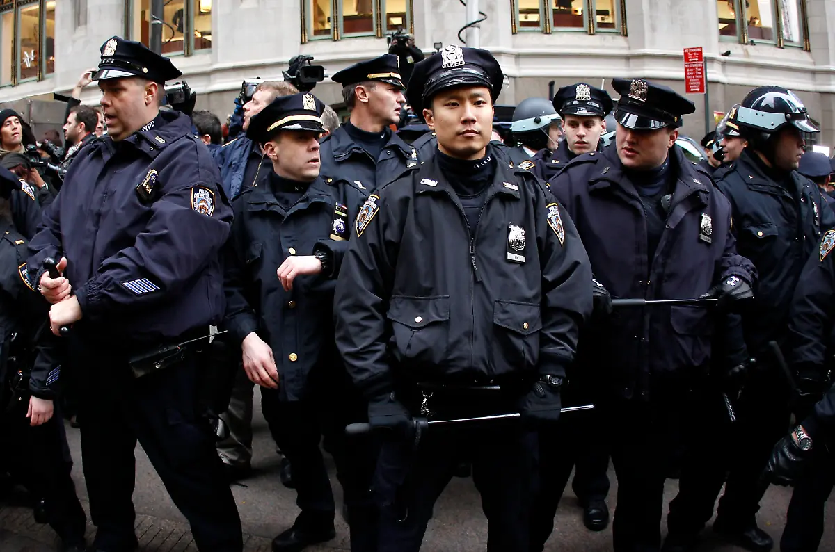 2011-11-17T203818Z-01-NYK352-RTRMDNP-3-PROTESTS-WALLSTREET-JPG5782593128348659974