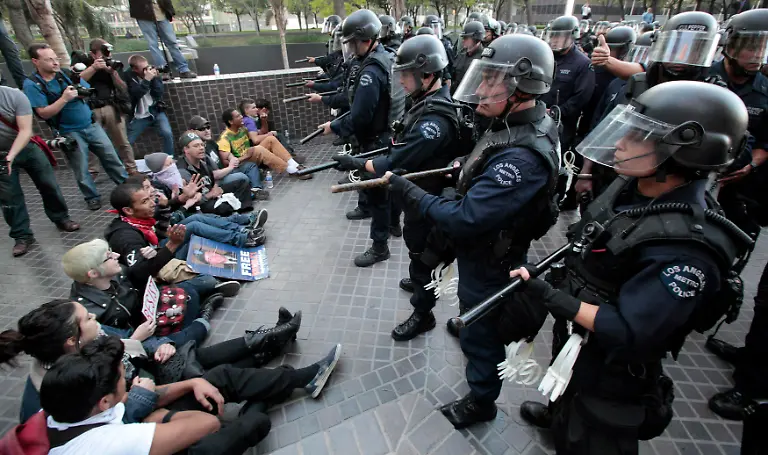 2011-11-18T025219Z-01-LUC14-RTRMDNP-3-USA-PROTESTS-LOSANGELES-JPG2814388481878285578