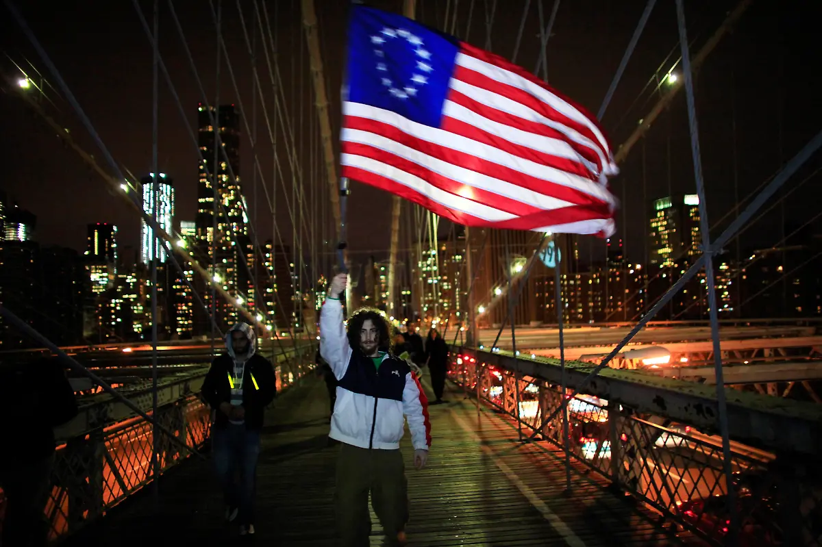 2011-11-18T052338Z-01-EMZ128-RTRMDNP-3-USA-PROTESTS-NEWYORK-JPG6564457727556049144