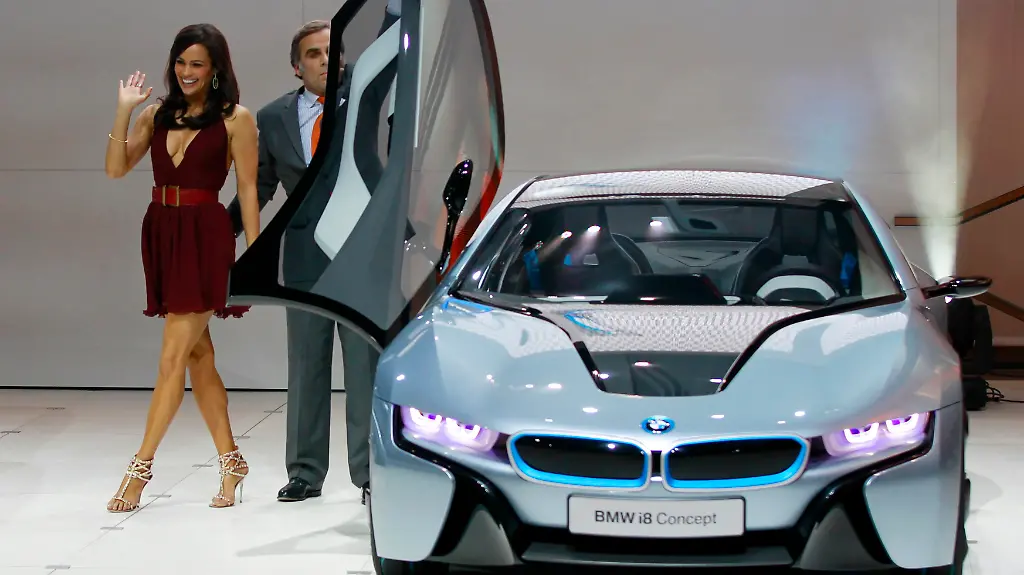 2011-11-17T021010Z-01-DLM246-RTRMDNP-3-AUTOSHOW-JPG8344379437935767768