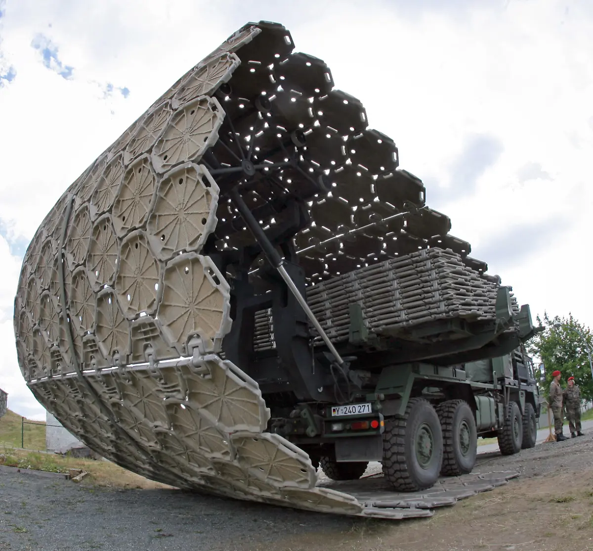 Das-sogenannte-Faltstrassengeraet-FSG-mit-einem-Gesamtgewicht-von-32-Tonnen-besteht-aus-einem-LKW-mit-einem-Metallmattensatz-mit-dem-in-nur-zehn-Minuten-eine-50-Meter-lange-und-4-20-Meter-breite-Strasse-ausgelegt-werden-kann-um-beispielsweise-Uferbefestigungen-und-versumfte-Gebiete-befahrbar-machen-zu-koennen