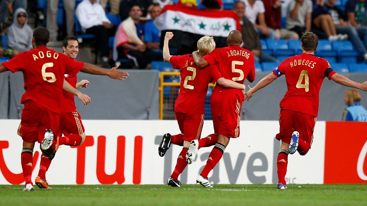 Andreas Beck (Mitte) bejubelt seinen Treffer. 