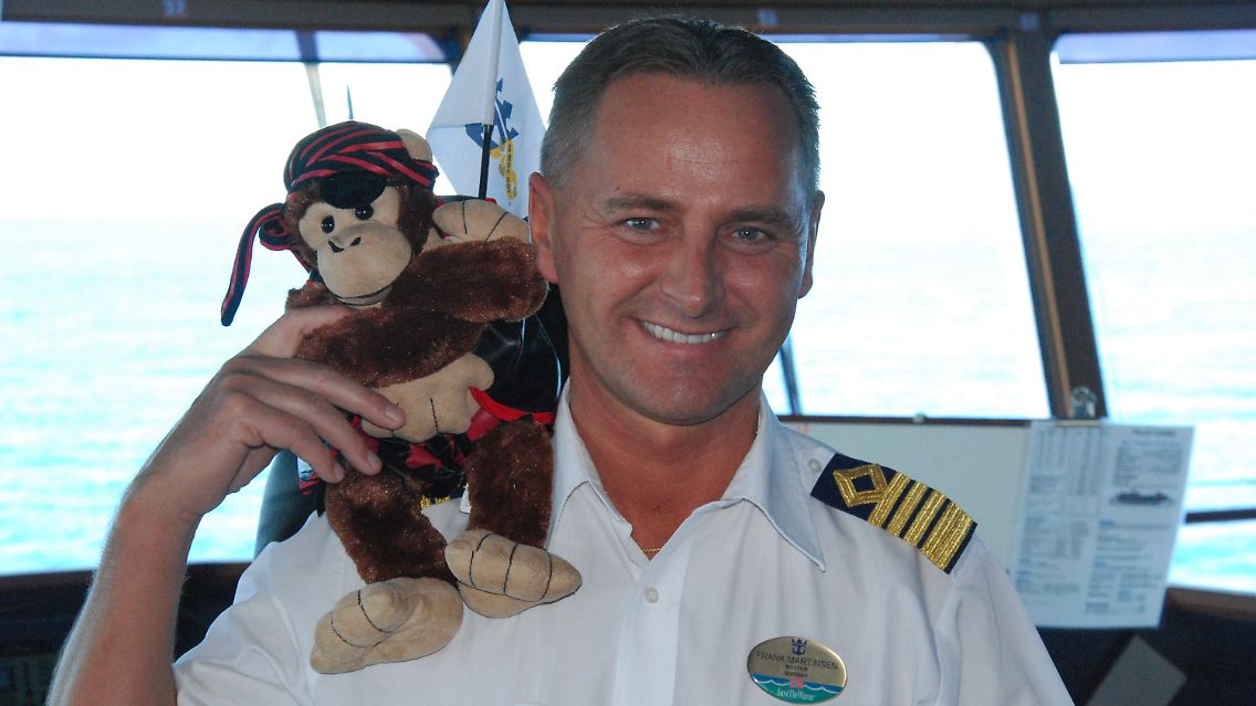 Frank Martensen, Kapitän der "Voyager of the Seas", mit dem Schiffsmaskottchen