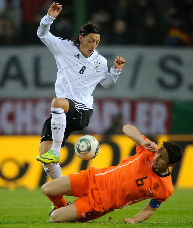 2011-11-15T200557Z-01-FBI02-RTRMDNP-3-SOCCER-GERMANY-JPG7007292012235407826
