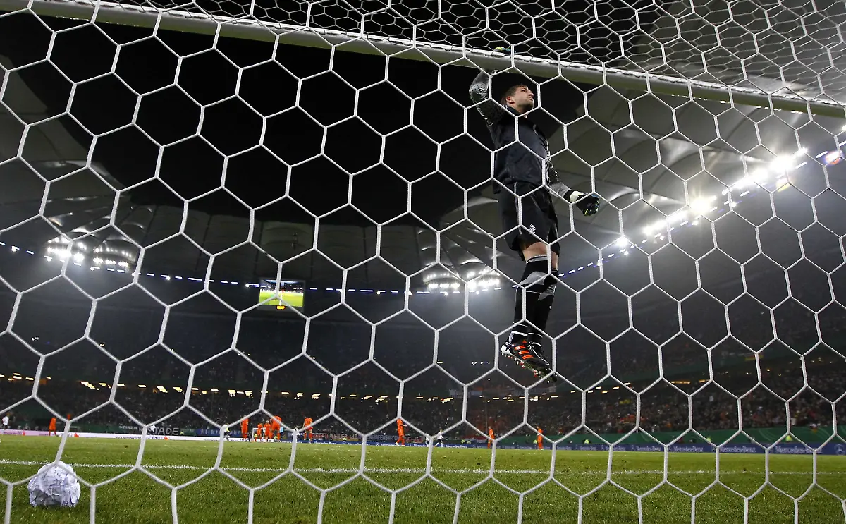 2011-11-15T204616Z-01-KAI10-RTRMDNP-3-SOCCER-GERMANY-JPG7299589284362018981