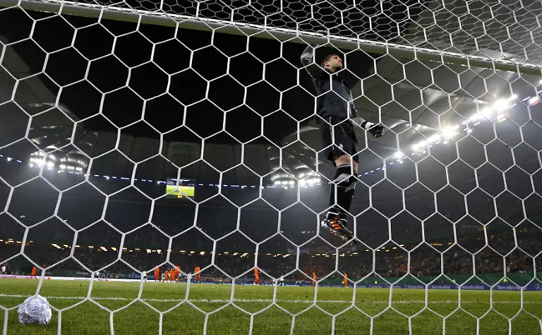 2011-11-15T204616Z-01-KAI10-RTRMDNP-3-SOCCER-GERMANY-JPG7299589284362018981