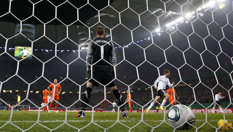 2011-11-15T204458Z-01-KAI09-RTRMDNP-3-SOCCER-GERMANY-JPG5167485279420929498