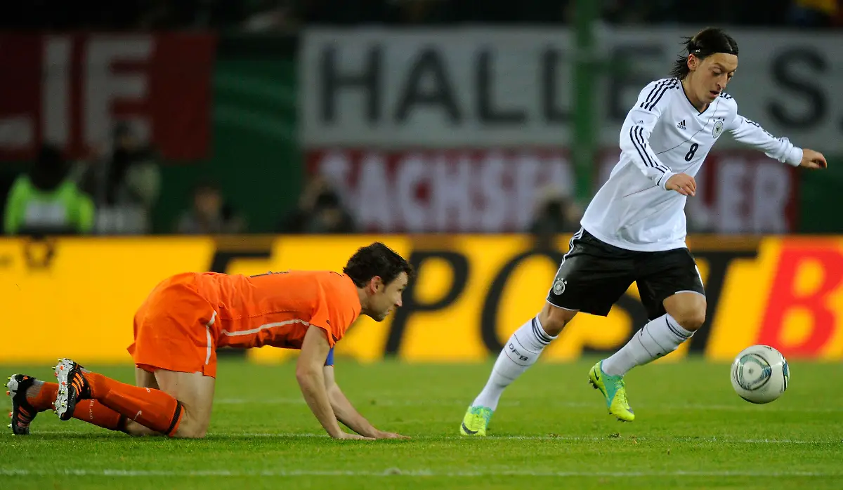 2011-11-15T200633Z-01-FBI03-RTRMDNP-3-SOCCER-GERMANY-JPG4099004301680580188