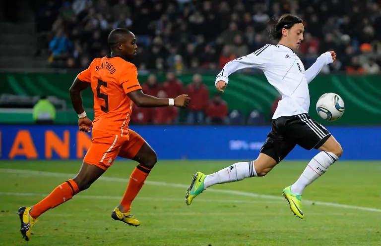 2011-11-15T220811Z-01-MMM116-RTRMDNP-3-SOCCER-GERMANY-JPG3395357626361669260