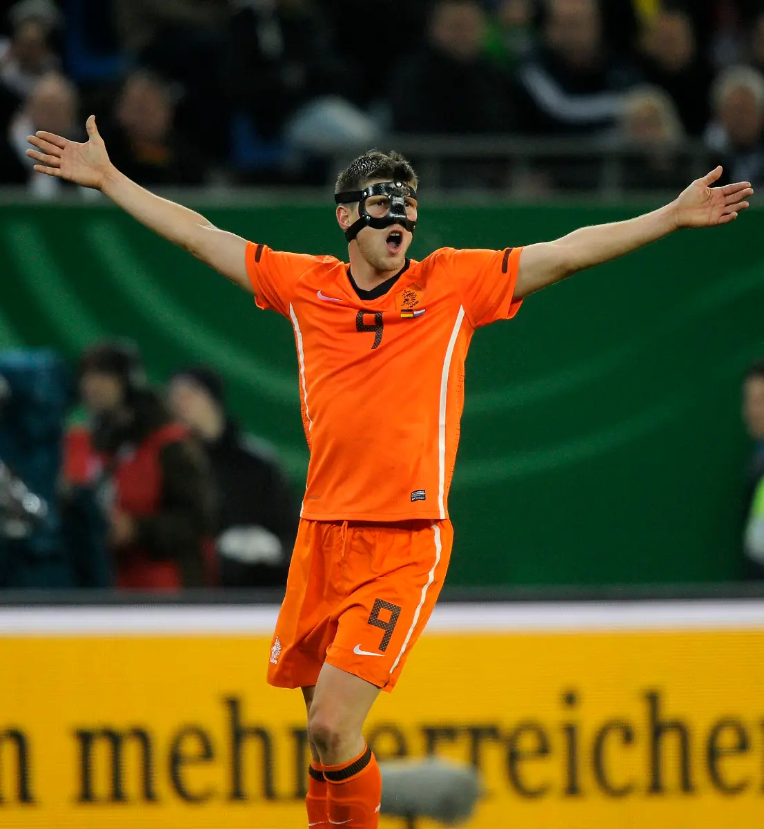 2011-11-15T221046Z-01-FBI16-RTRMDNP-3-SOCCER-GERMANY-JPG2116579992894697857