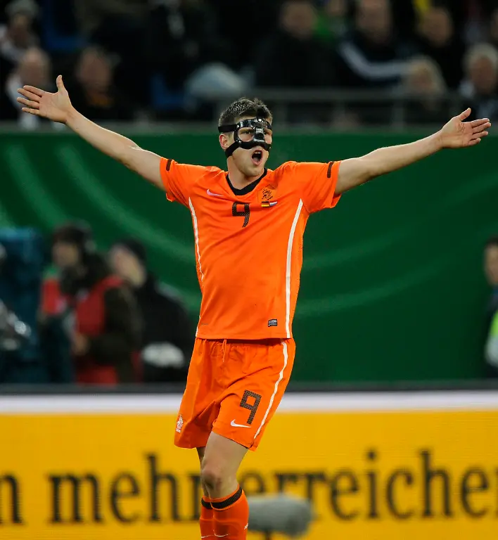 2011-11-15T221046Z-01-FBI16-RTRMDNP-3-SOCCER-GERMANY-JPG2116579992894697857