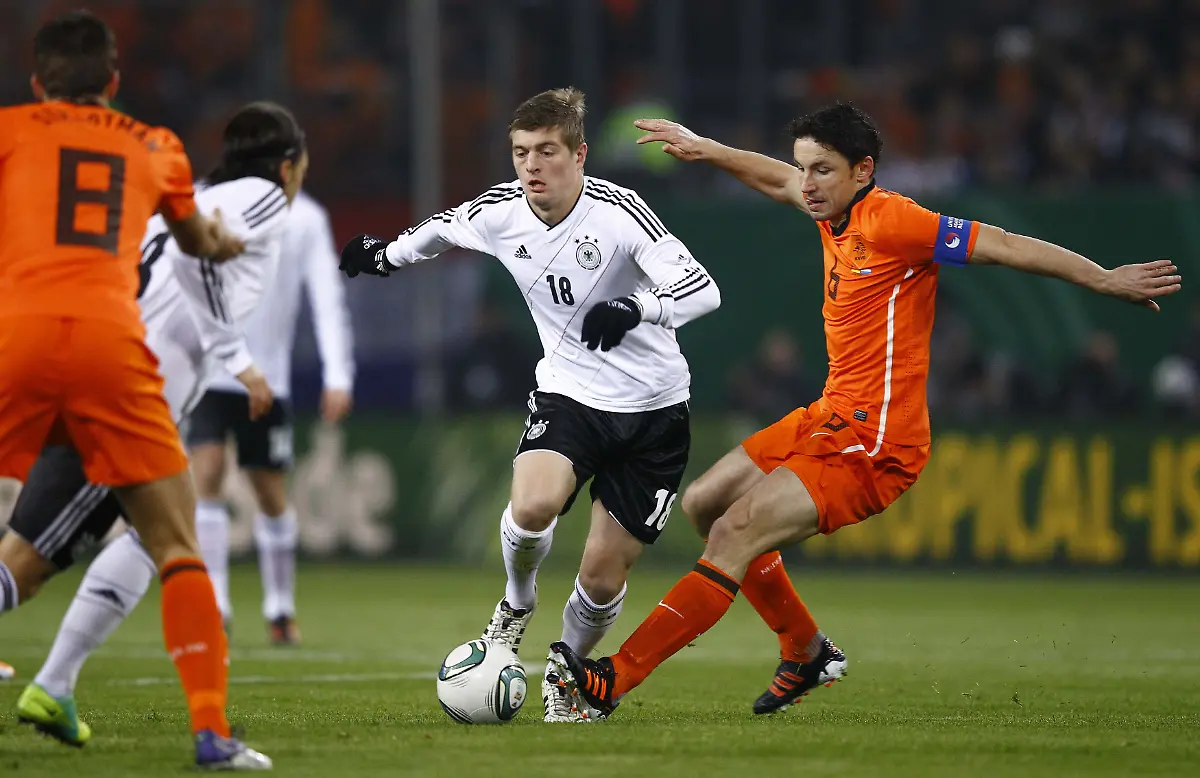 2011-11-15T200023Z-01-KAI02-RTRMDNP-3-SOCCER-GERMANY-JPG7465438613245105410