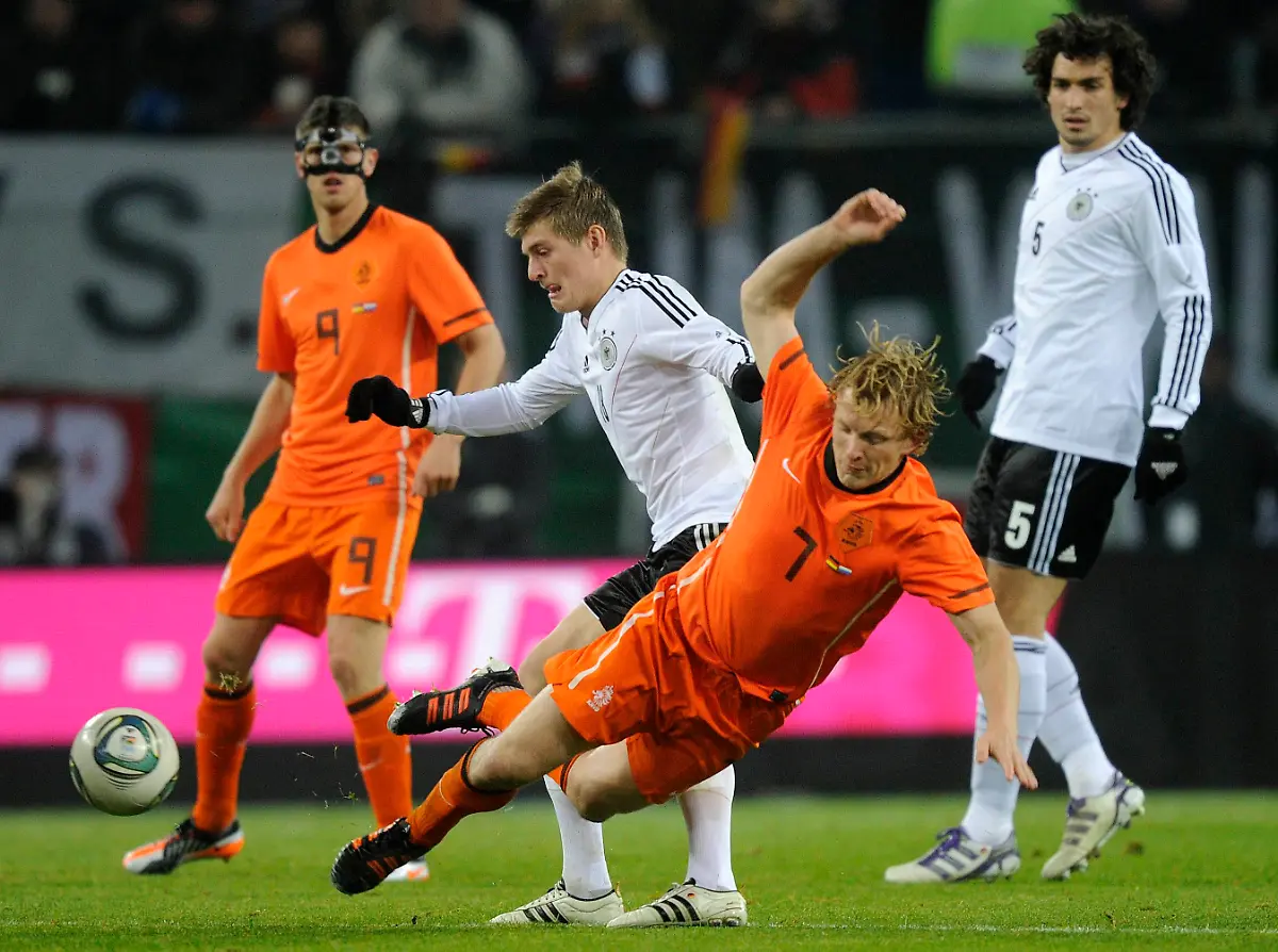 2011-11-15T220027Z-01-FBI12-RTRMDNP-3-SOCCER-GERMANY-JPG7099961962605959901