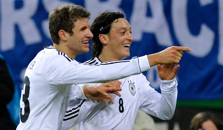 2011-11-15T211645Z-01-MMM108-RTRMDNP-3-SOCCER-GERMANY-JPG4398438679728315588