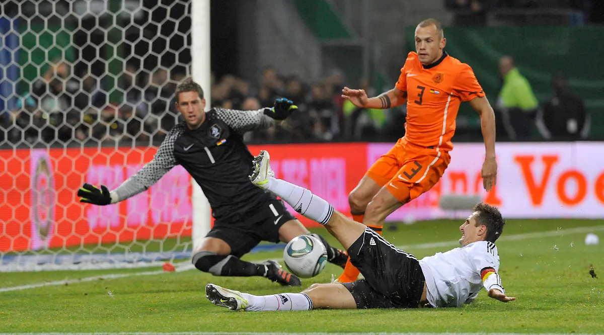 2011-11-15T204540Z-01-MMM105-RTRMDNP-3-SOCCER-GERMANY-JPG2874793435627513237