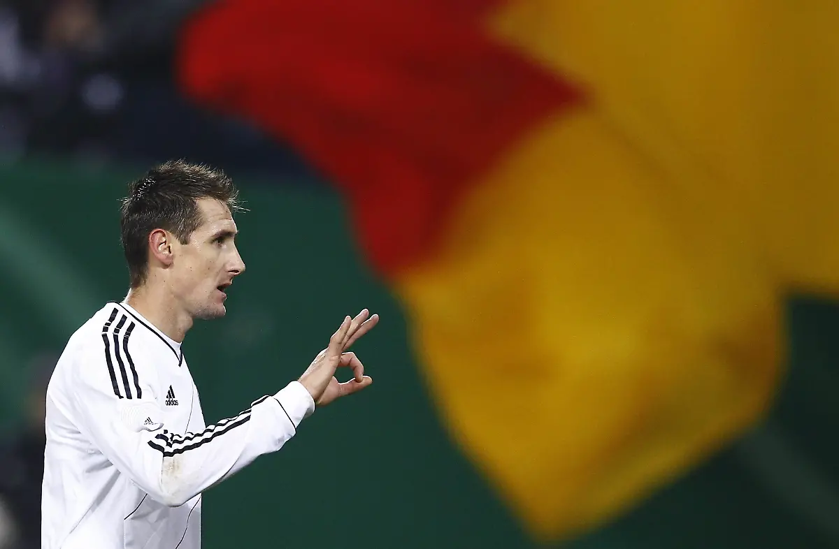 2011-11-15T202537Z-01-KAI08-RTRMDNP-3-SOCCER-GERMANY-JPG671320939446577271