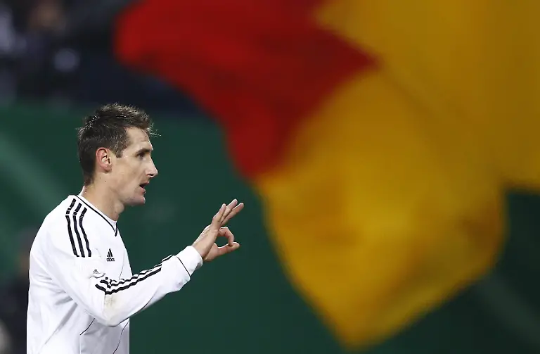 2011-11-15T202537Z-01-KAI08-RTRMDNP-3-SOCCER-GERMANY-JPG671320939446577271