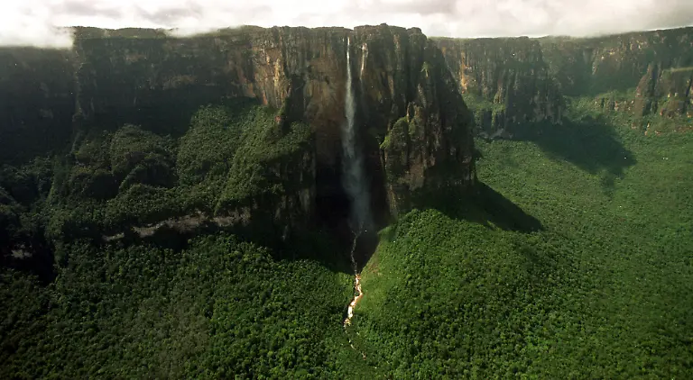 Angel-Falls-Venezuela-welthoechster-Wasserfall