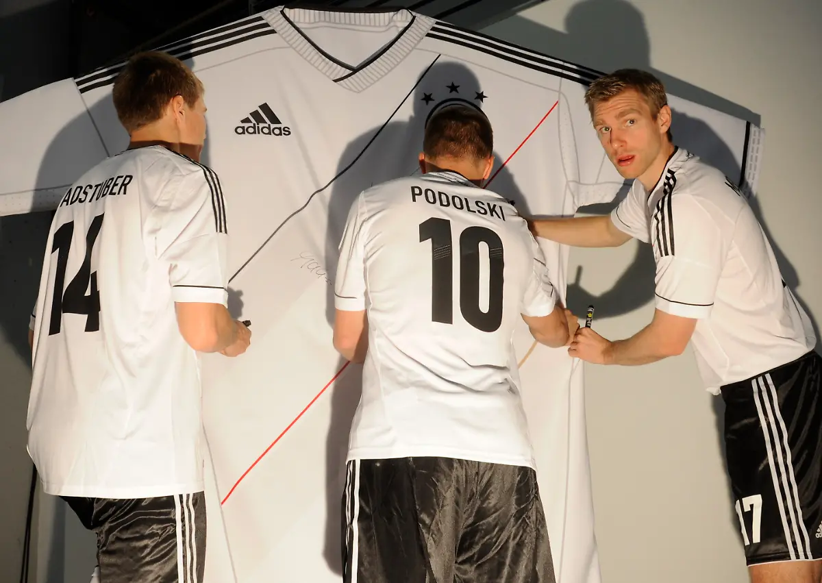 2011-11-09T123410Z-01-FBI04-RTRMDNP-3-SOCCER-GERMANY-JPG5798324618524912035