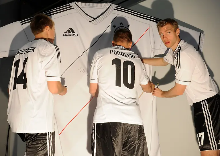 2011-11-09T123410Z-01-FBI04-RTRMDNP-3-SOCCER-GERMANY-JPG5798324618524912035