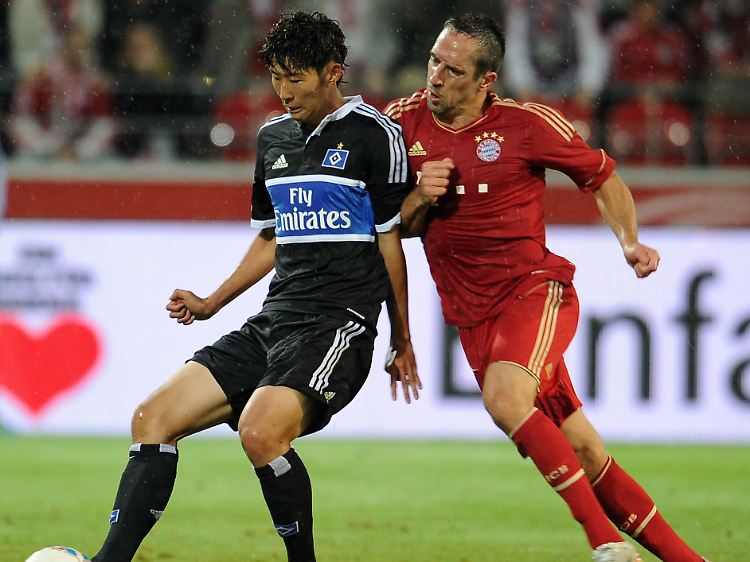 Franck Ribéry im Testspielduell mit dem Hamburger Heung Min Son. Der HSV-Youngster stahl ihm mit zwei Toren klar die Show.