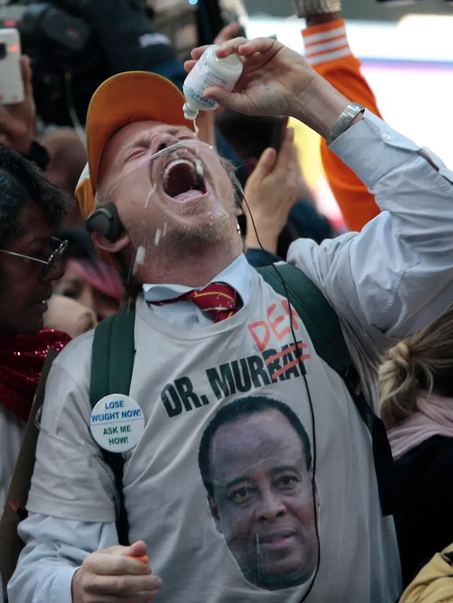 2011-11-07T220241Z-01-LUC22-RTRMDNP-3-PEOPLE-MICHAELJACKSON-VERDICT-JPG6676511340557403895