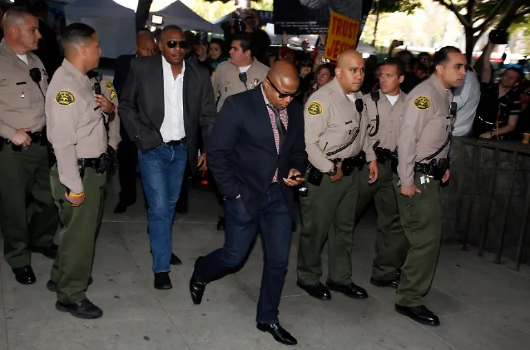 2011-11-07T212015Z-01-LUC06-RTRMDNP-3-PEOPLE-MICHAELJACKSON-VERDICT-JPG4968804852712358796