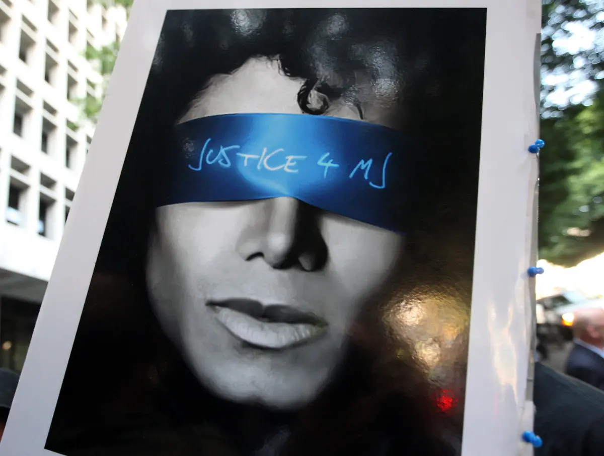 2011-11-07T222640Z-01-LUC28-RTRMDNP-3-PEOPLE-MICHAELJACKSON-VERDICT-JPG223661845076727217